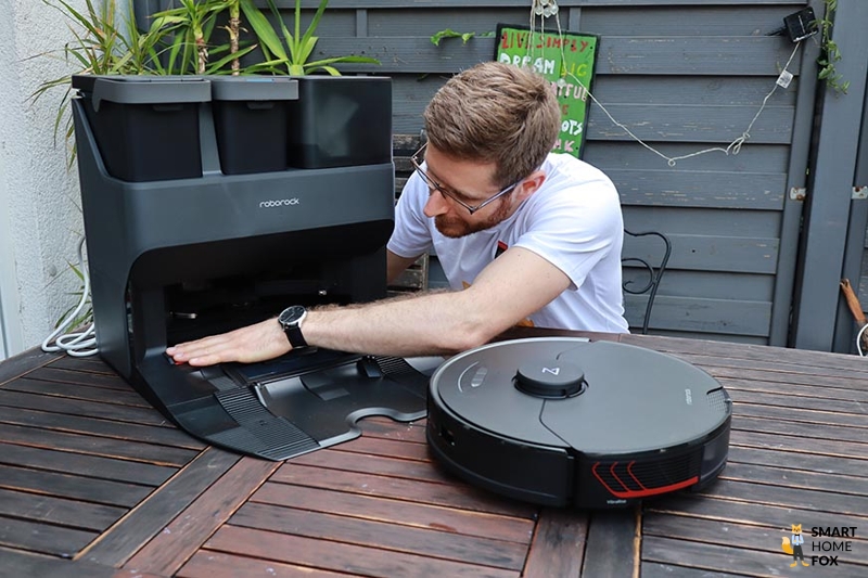 Explaining the functionality of the Roborock S7 MaxV Ultra docking station.